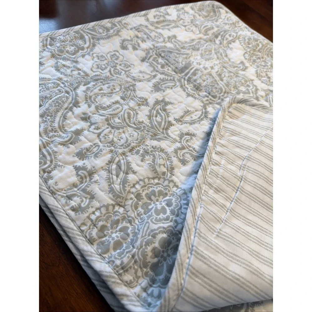 Tommy Bahama Gray White Paisley Medallion Set/2 Quilted Pillow Shams 20x26 1/2